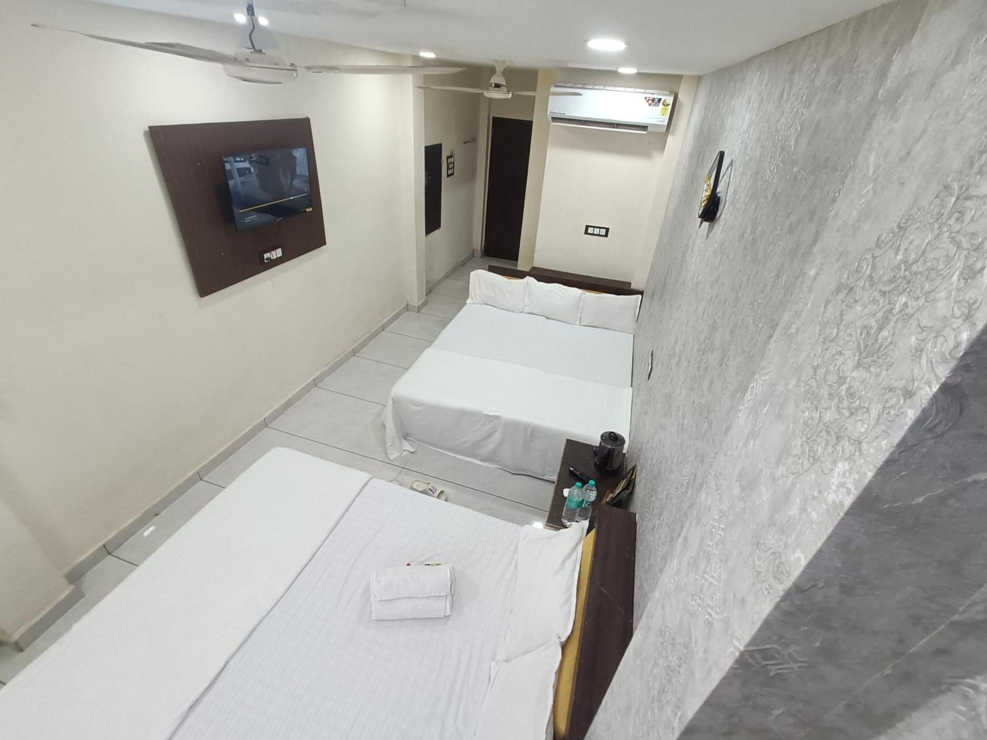 Ginger Hotels Ujjain Tower Kshipra Inn-Family Stay Airconditioned Hotel Ngoại thất bức ảnh